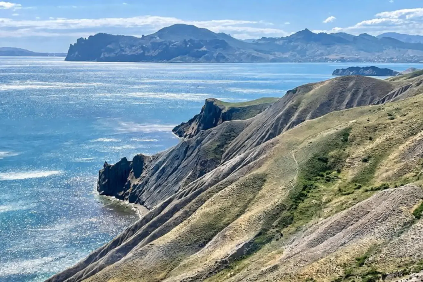 Скалистые обрывы Джан-Кутаран над морем — мысы и горы Восточного Крыма