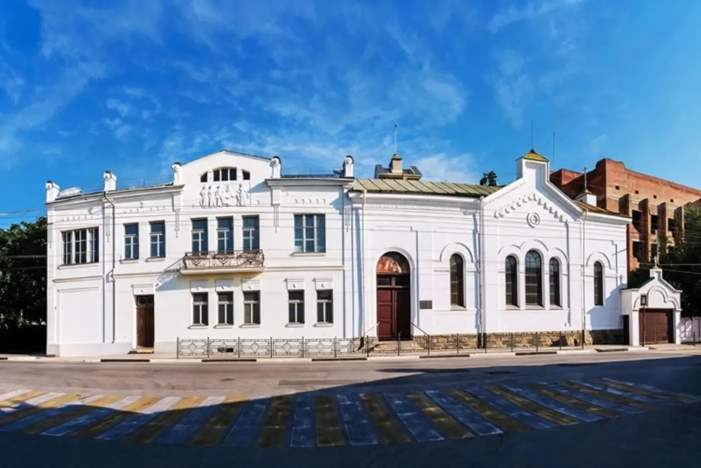 Историко-археологический музей в Керчи — белое классическое здание с арочными окнами