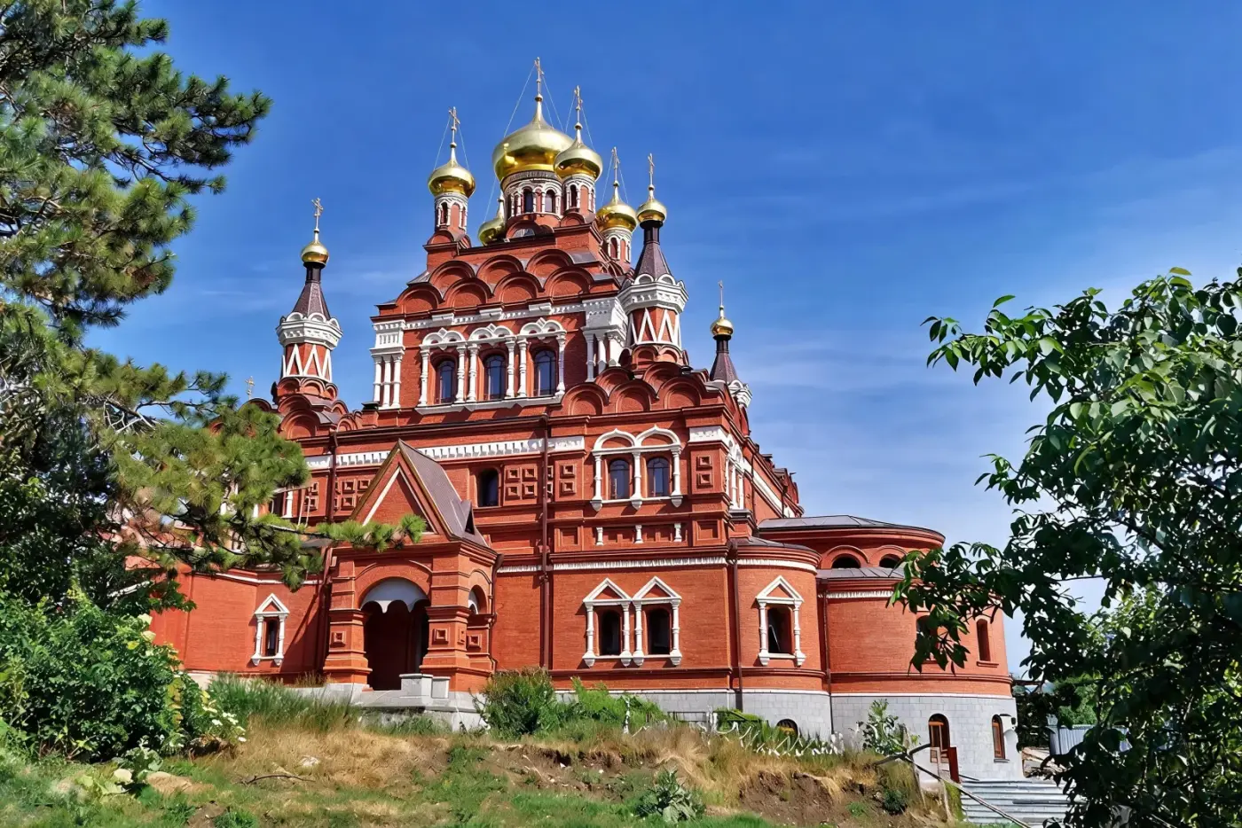 Топловский монастырь — красно-кирпичный храм с золотыми куполами